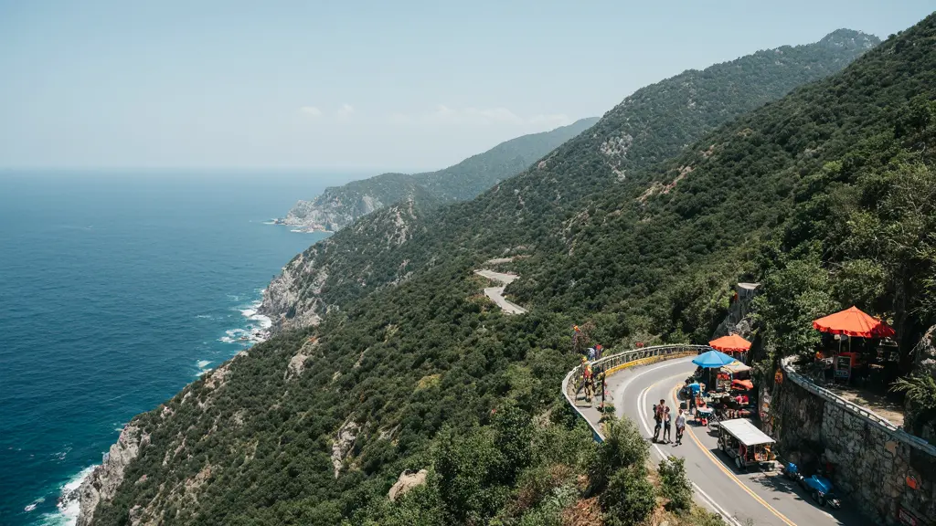 8 Blissful Roadside Eats You'll Discover Cruising Vietnam's Hai Van Pass2